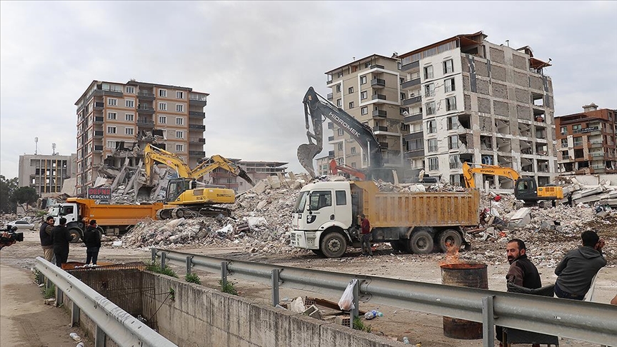 Enkaz kaldırma ve yıkım çalışmaları sürüyor