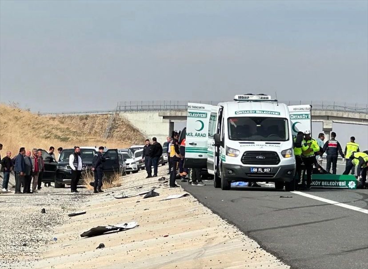Otomobilin lastiğini değiştirirken araba çarptı!