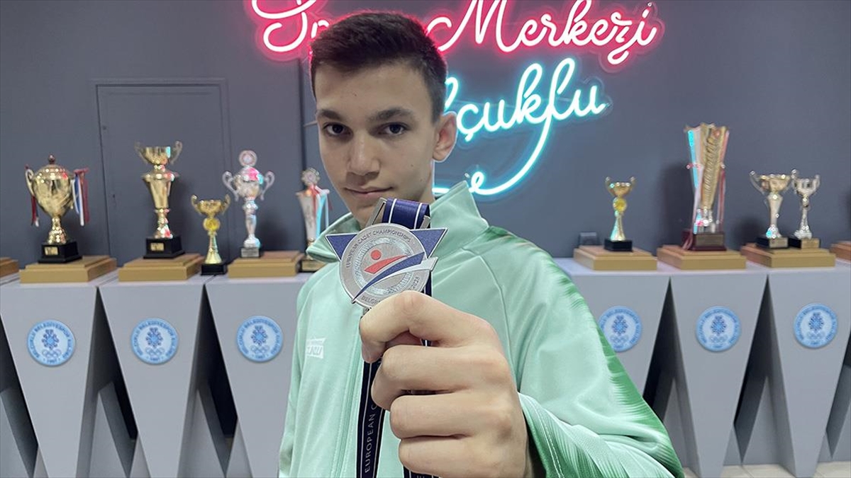 İlk şampiyonada gümüş madalya aldı