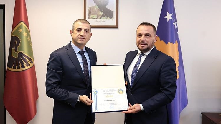 Baykar Genel Müdürü Haluk Bayraktar'a, Kosova'dan madalya