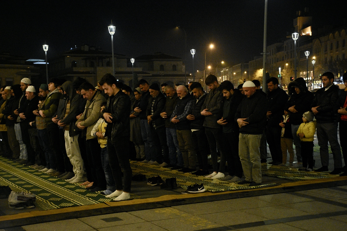 İlk teravih namazı kılındı