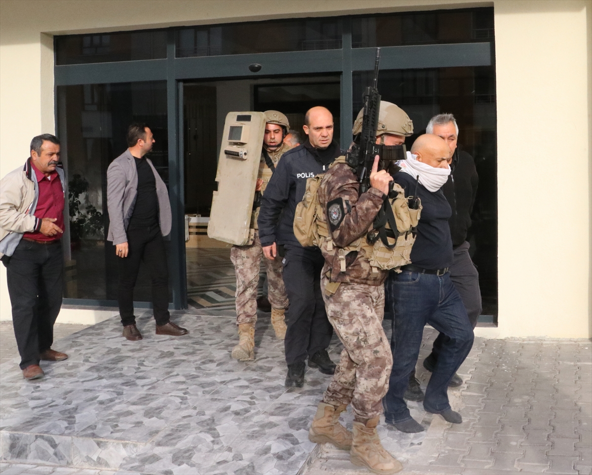 Evini yakan şahıs özel harekat polisinin operasyonuyla yakalandı