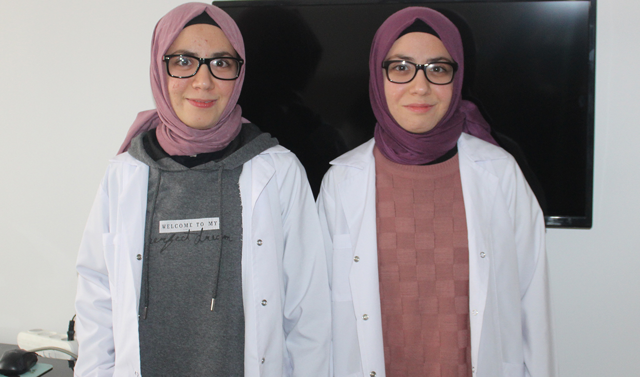 Tek yumurta ikizi doktorlar aynı hastanede görev yapıyor