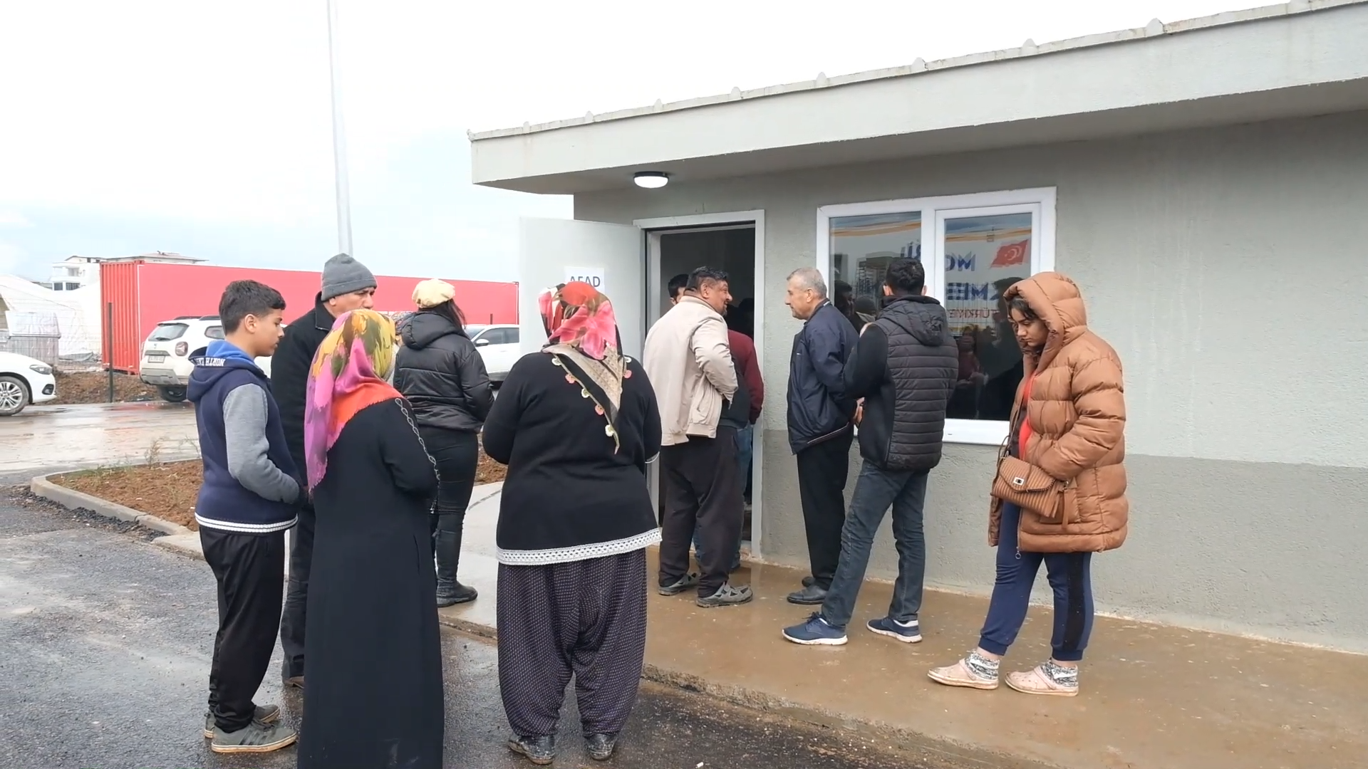 Prefabrik evler teslim ediliyor