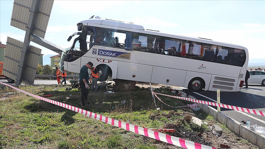 Turistleri taşıyan otobüs kaza yaptı