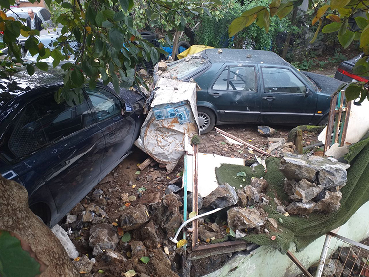 Beton mikseri araçları ezdi