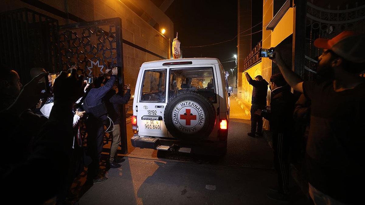 11 İsrailli esir Kızılhaç yetkililerine teslim edildi