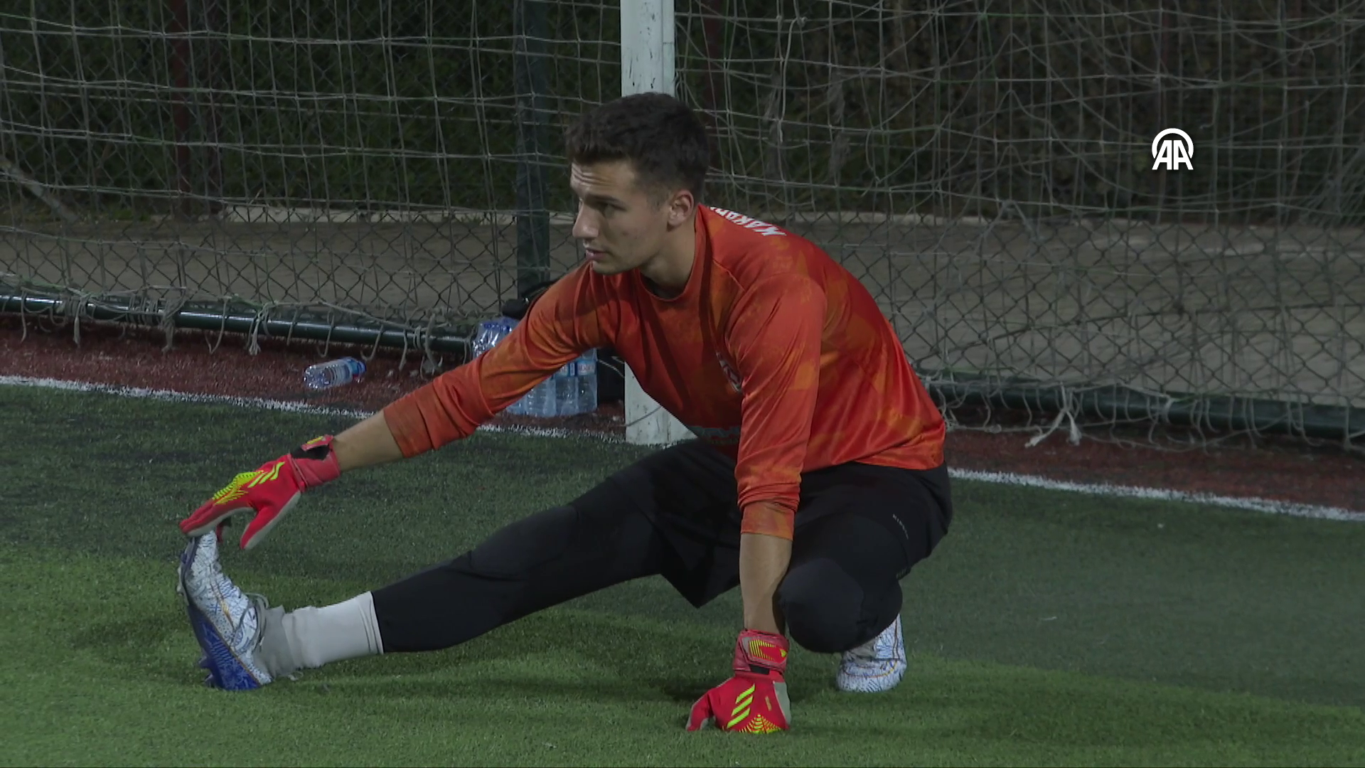 Takım bulamayan kaleci parayla halı saha maçlarına çıkıyor