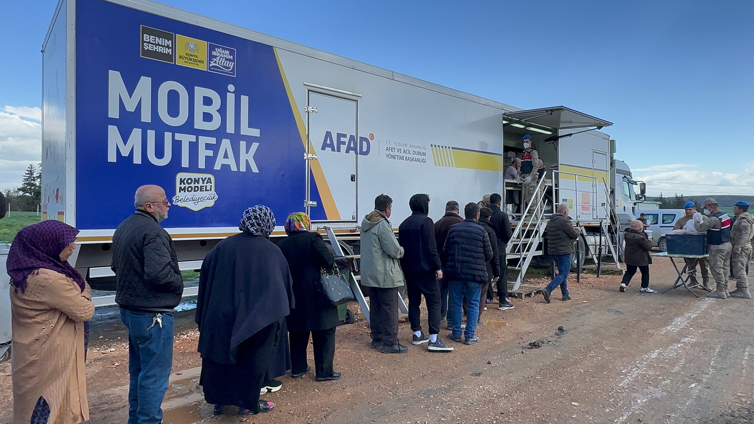 Konya’nın mobil yemek ve ekmek araçları Hatay'da