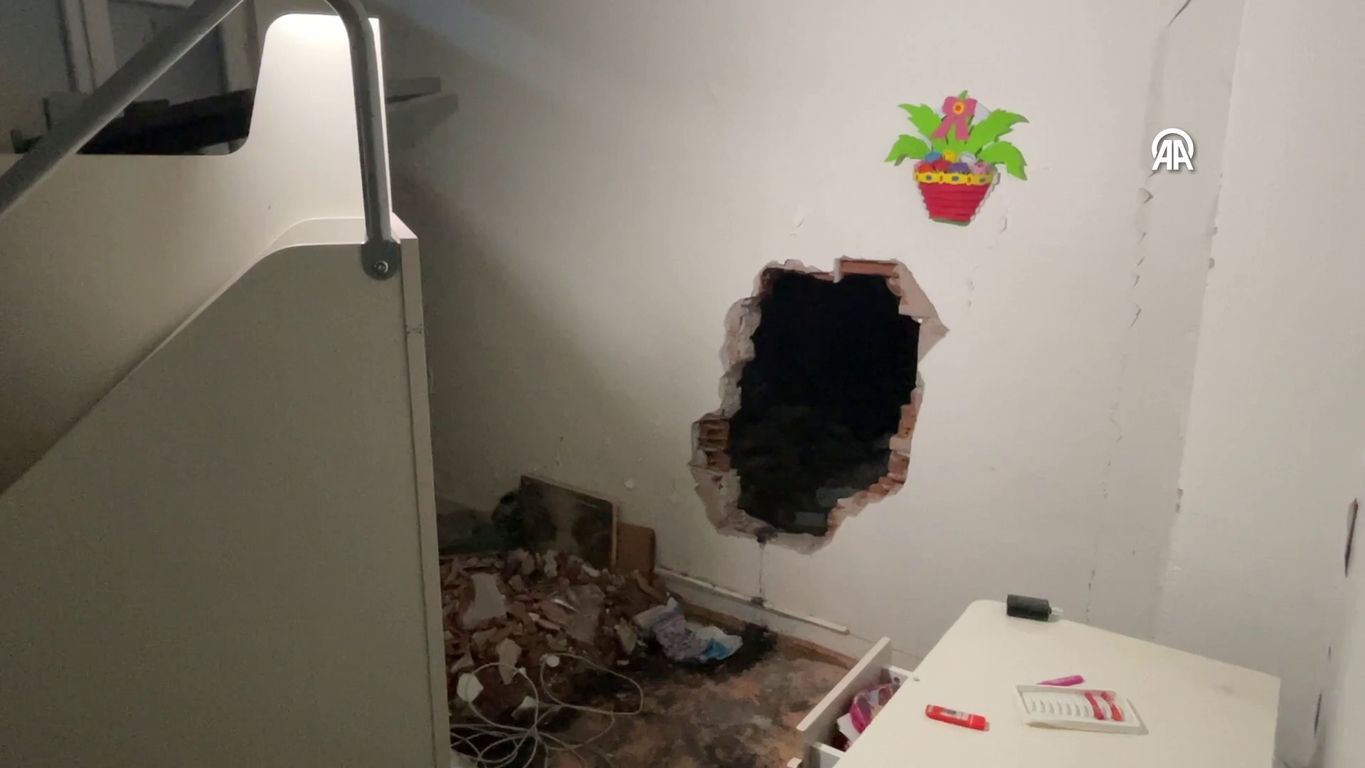 Hasarlı binanın duvarını delip evleri soydular