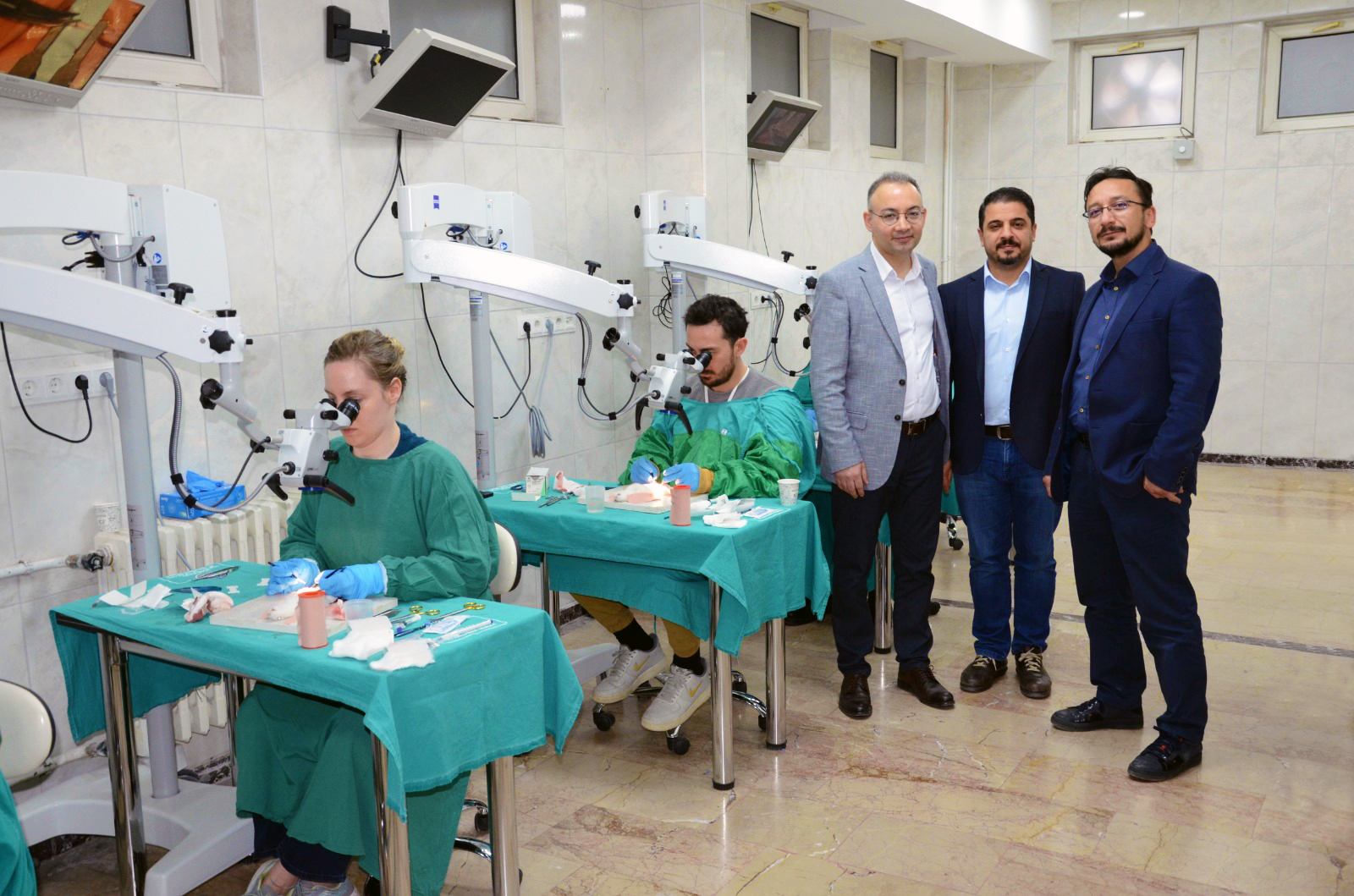 Mikrocerrahlar özel donanımlı laboratuvarda eğitiliyor