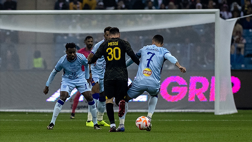 İki efsane futbolcu bir kez daha karşı karşıya geliyor