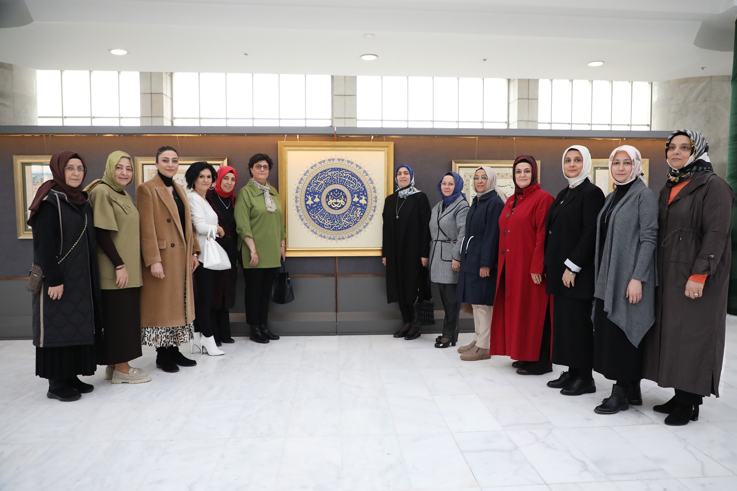 Konya protokolünün eşleri sergiyi gezdi