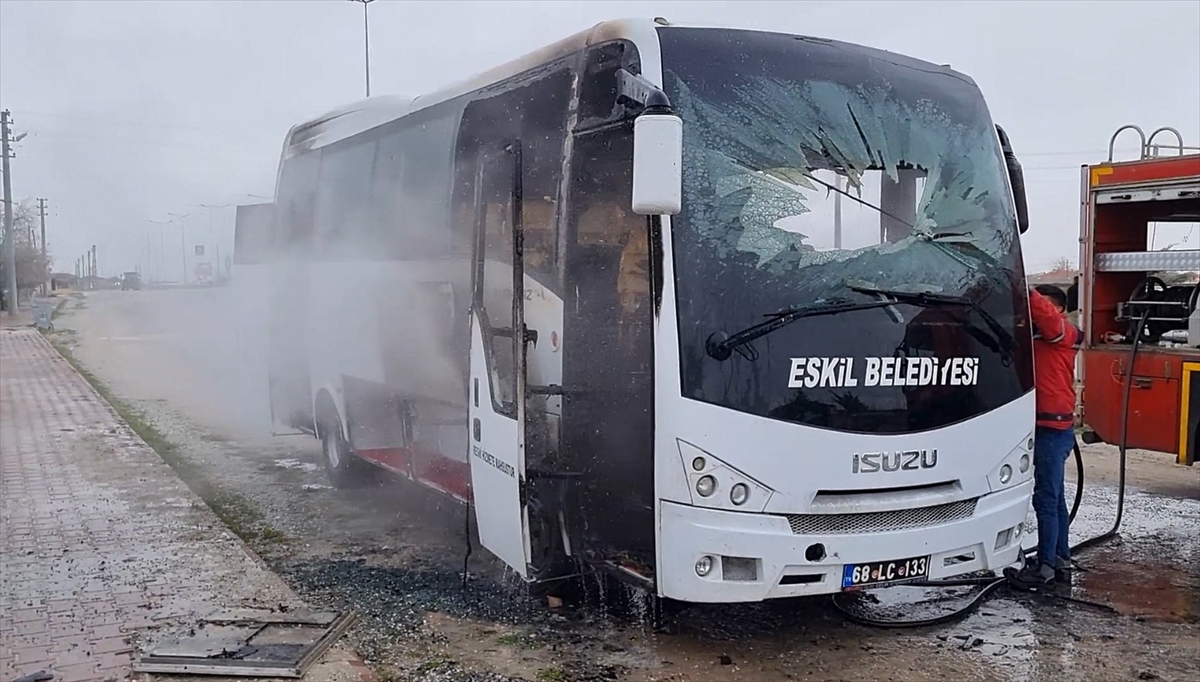 Seyir halindeki midibüs alev aldı