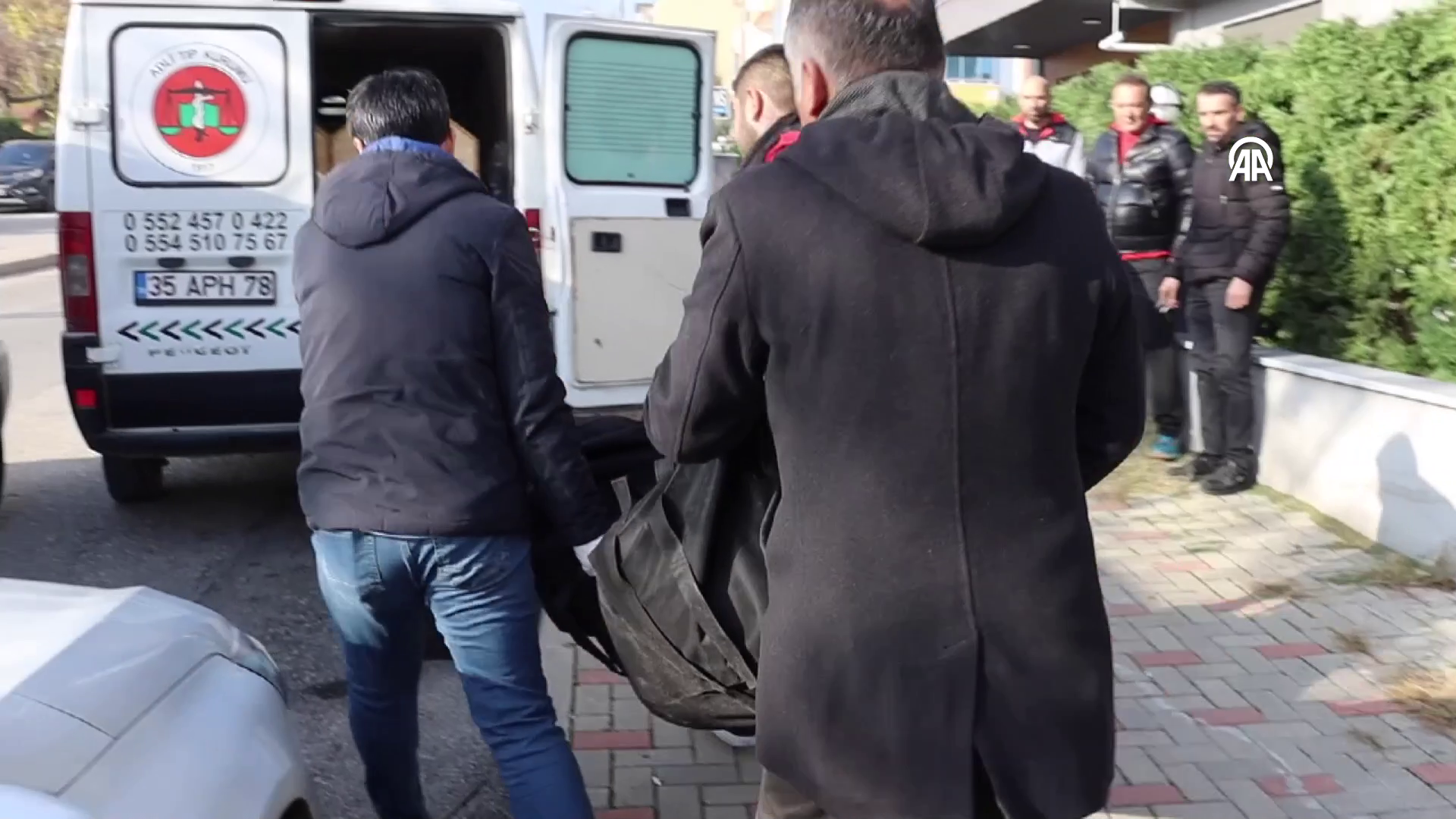 Müdür yardımcısı çatıda ölü bulundu