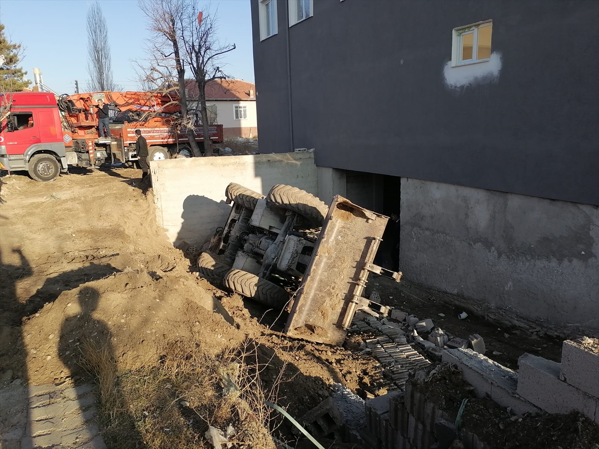 Devrilen kepçenin altında kaldı