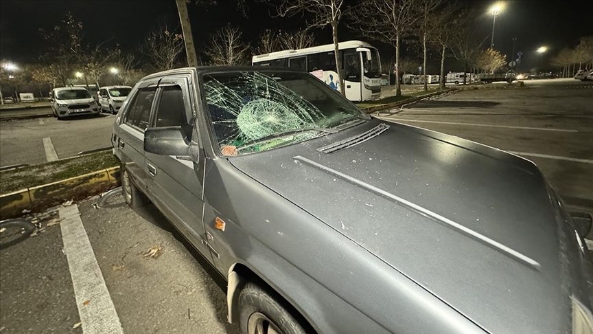 Park halindeki onlarca aracın camlarını kırdılar