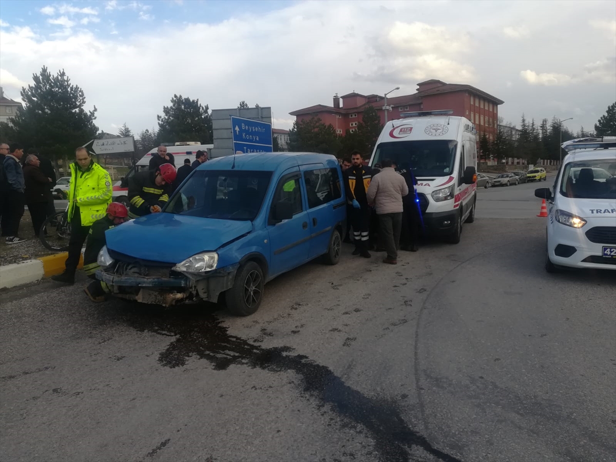 Otomobiller çarpıştı: 3 yaralı