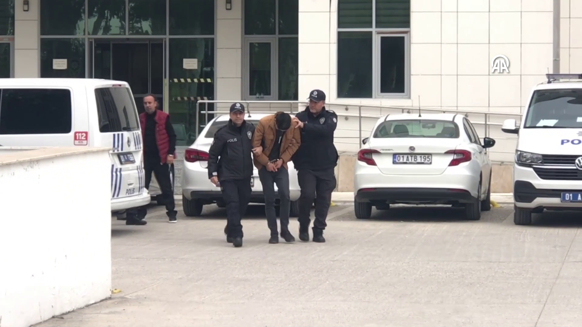 Hazırladığı patlayıcıyı polise teslim etmek istedi!