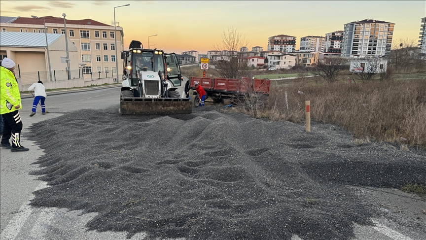 Traktör devrildi 5 ton ayçiçeği yola saçıldı