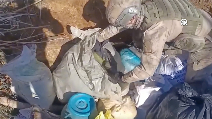2 sığınakta 452 kilogram esrar bulundu