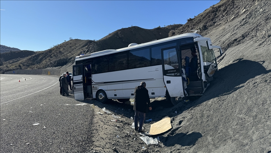 Midibüs yamaca çarptı: 27 yaralı