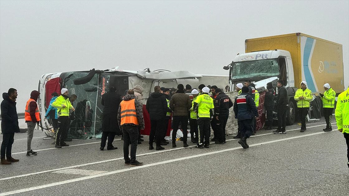 Malatya'da yolcu otobüsü devrildi