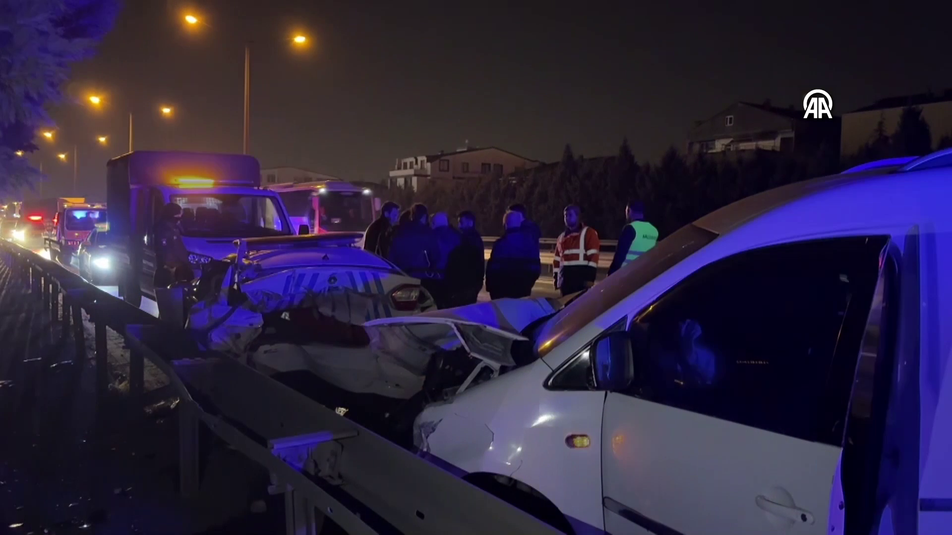 Kaçarken polis araçlarına çarptı: 4'ü polis 18 yaralı