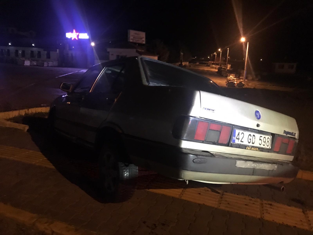 Otomobil refüje çarptı