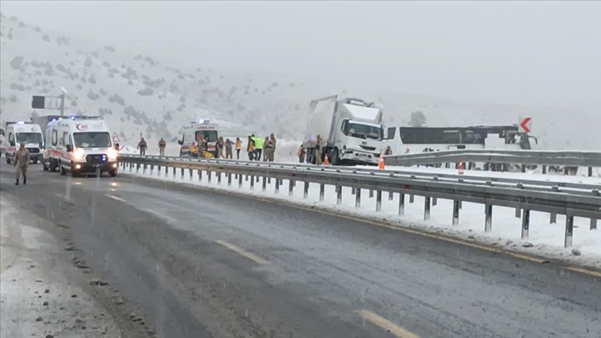 Kars'ta zincirleme kaza: 2 ölü 8 yaralı