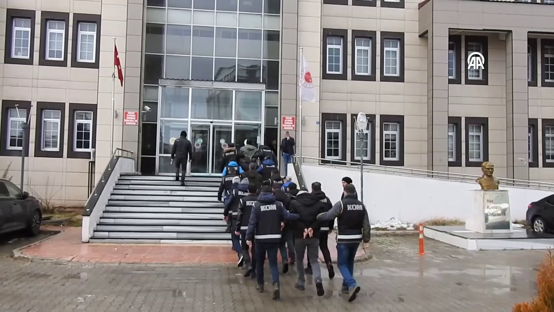 Bakanlığa ait kömürleri çalıp sattılar