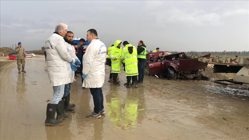 Otomobil temel çukuruna düştü: 3 ölü