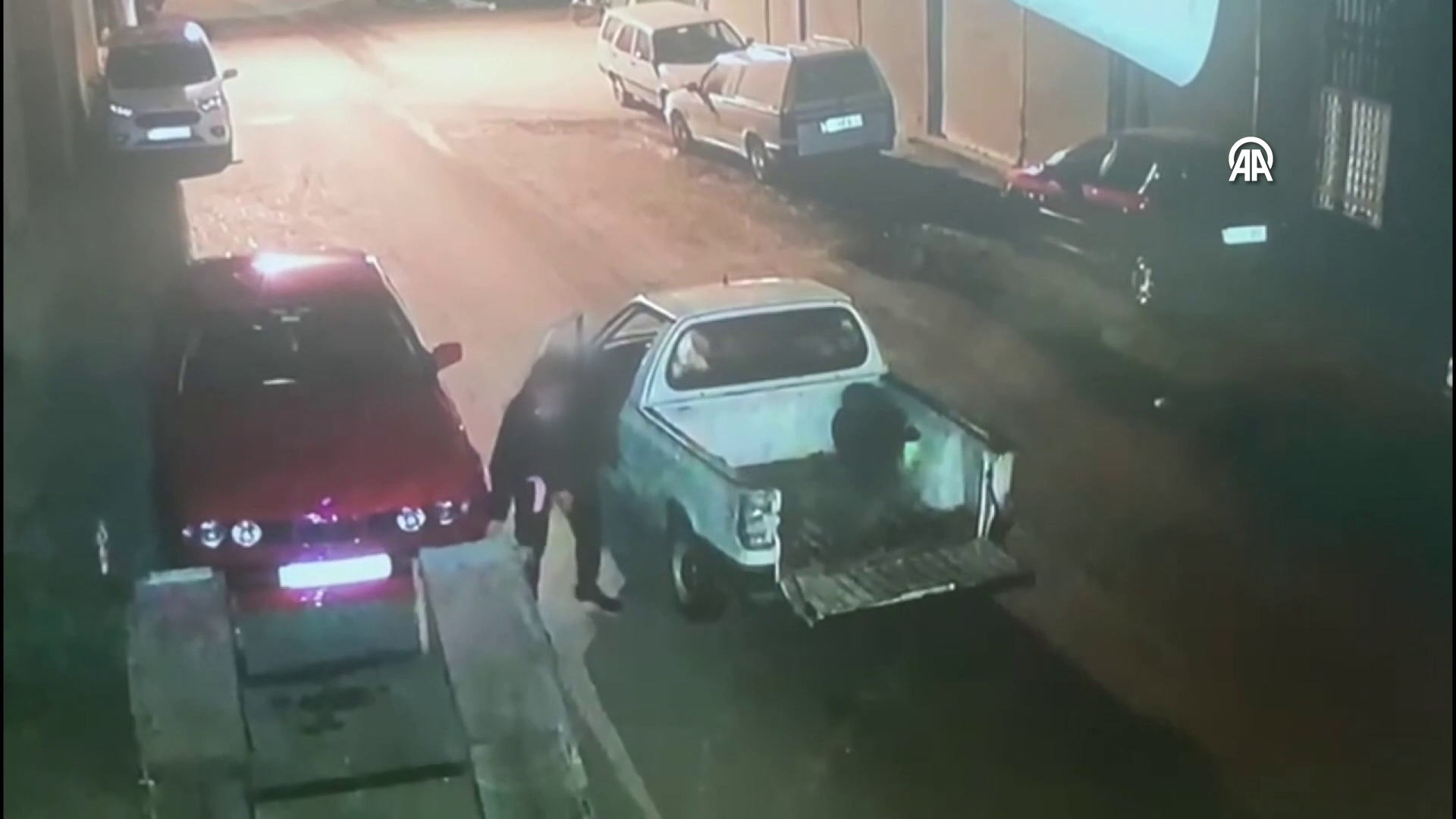 Oto tamirci dükkanının rampasını çaldılar