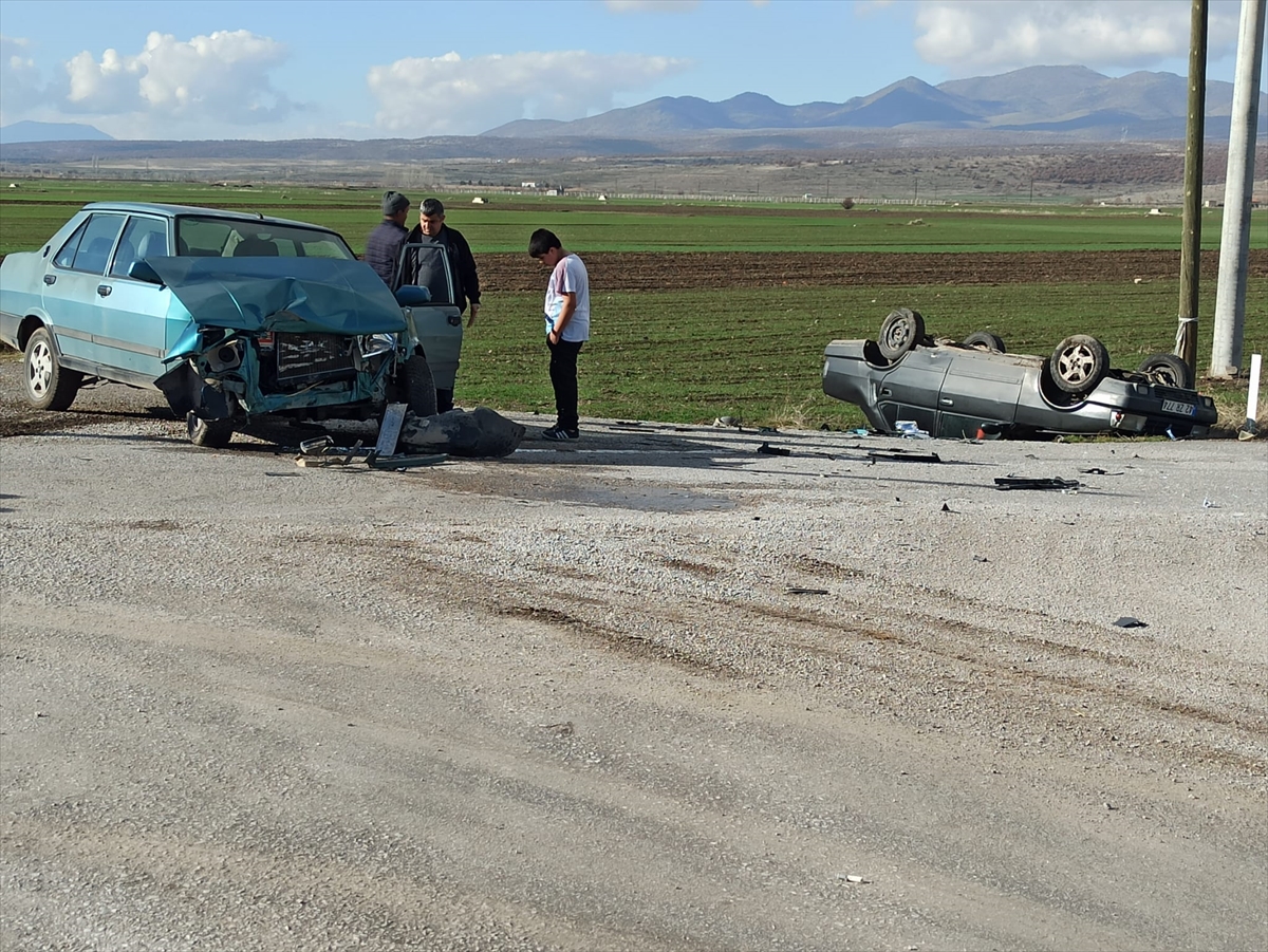 Otomobiller çarpıştı: 3 yaralı