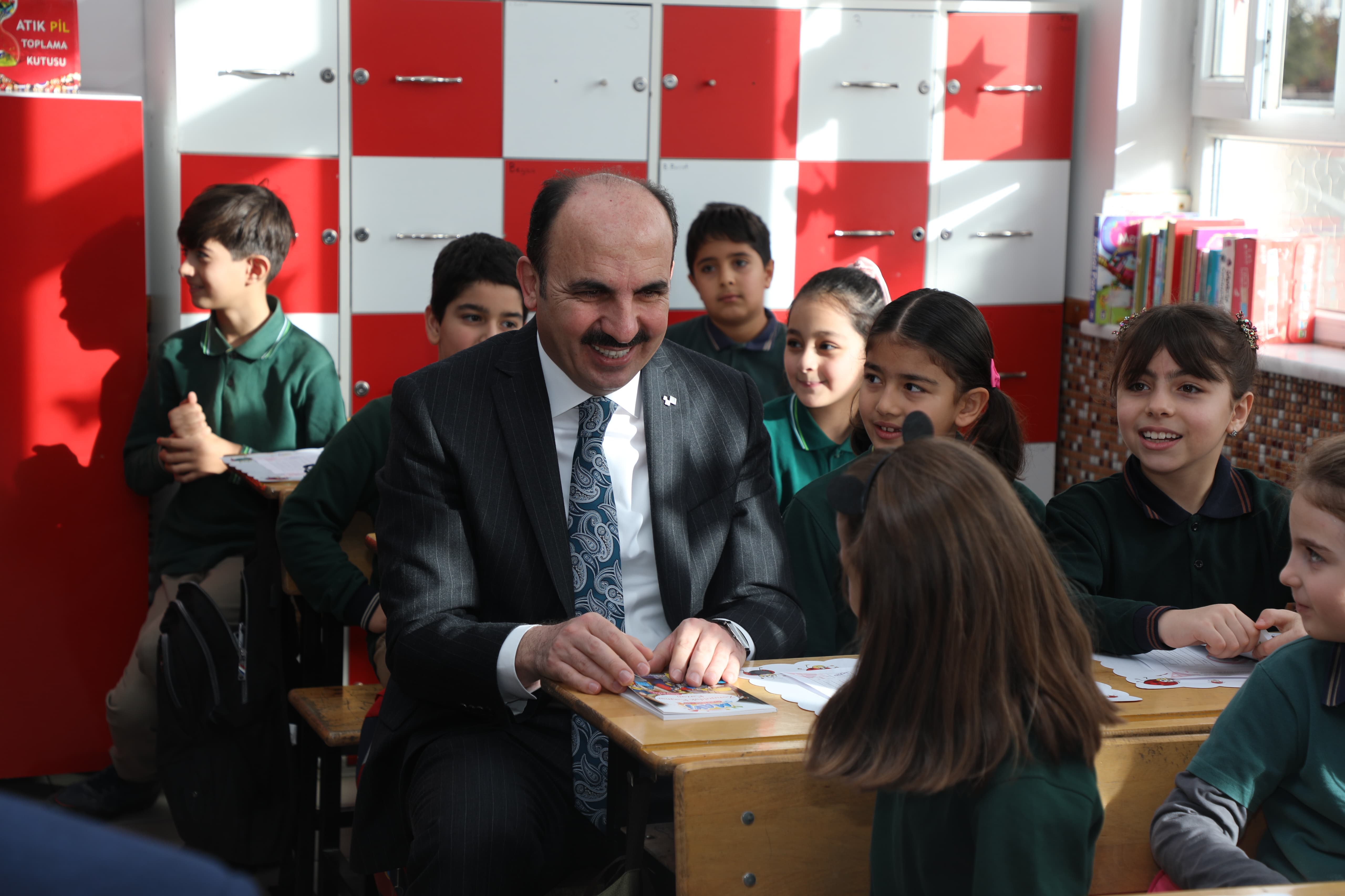 Başkan Altay karne alan öğrencileri tebrik etti