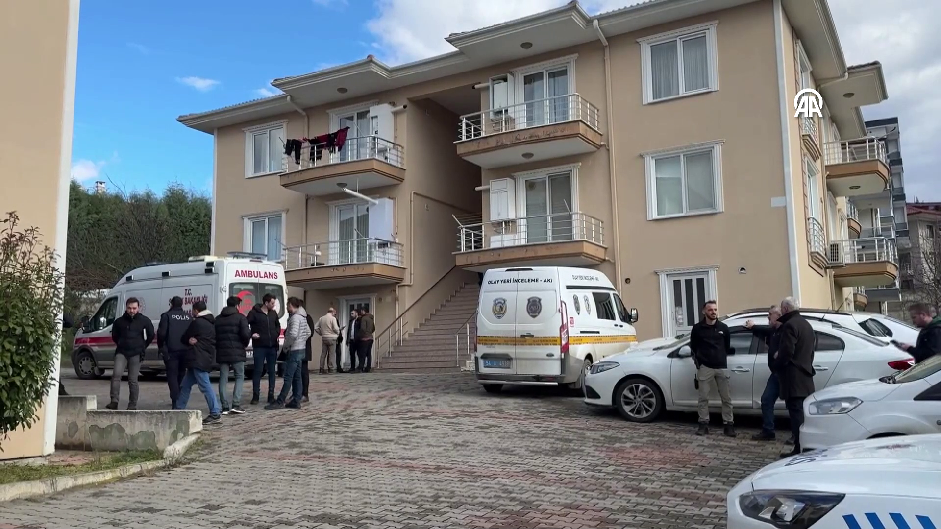 Polis memuru cinnet getirdi