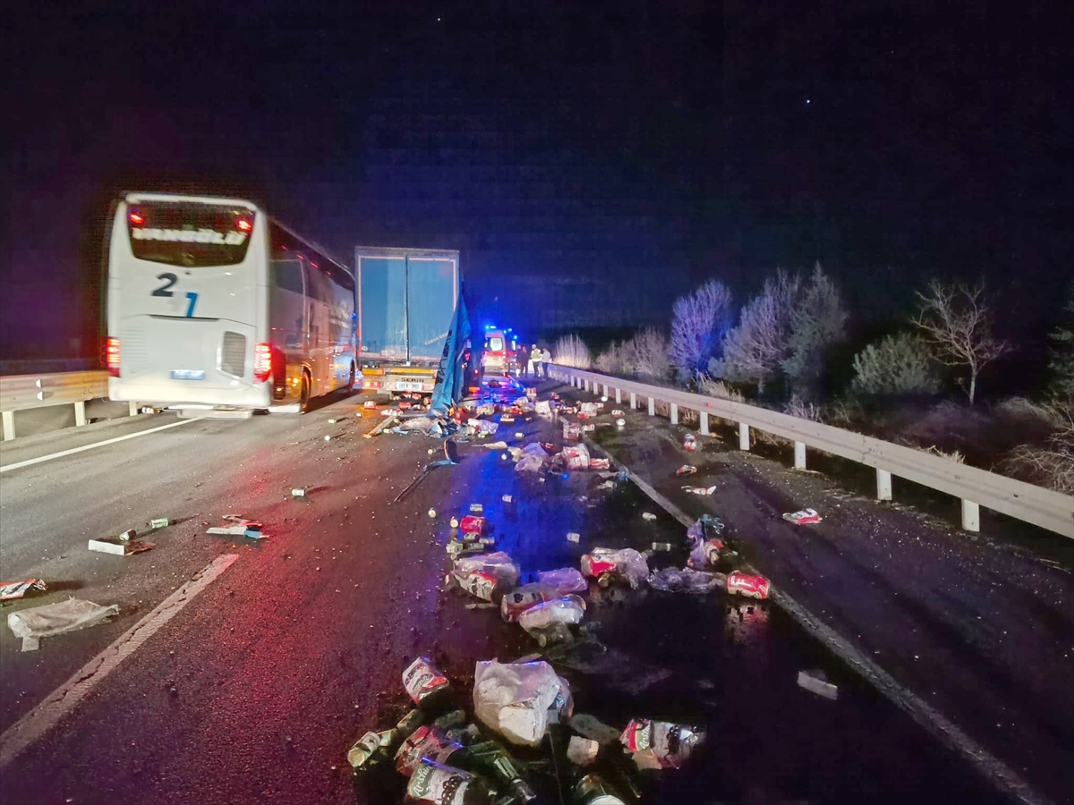 Arıza yapan tıra çarptı