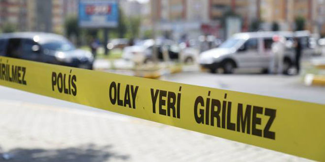 Annesini bıçaklayıp kendini eve kilitledi!
