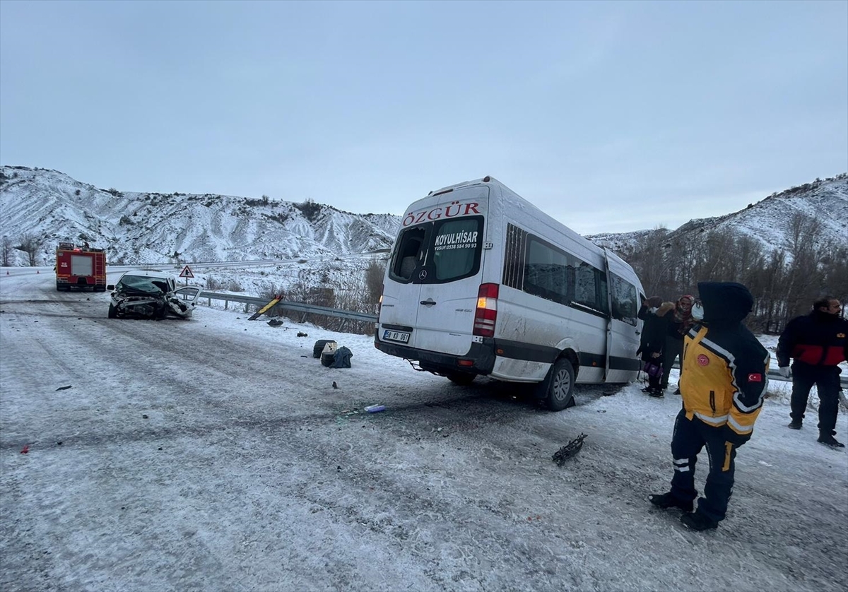 Sivas'ta trafik kazası: 16 yaralı