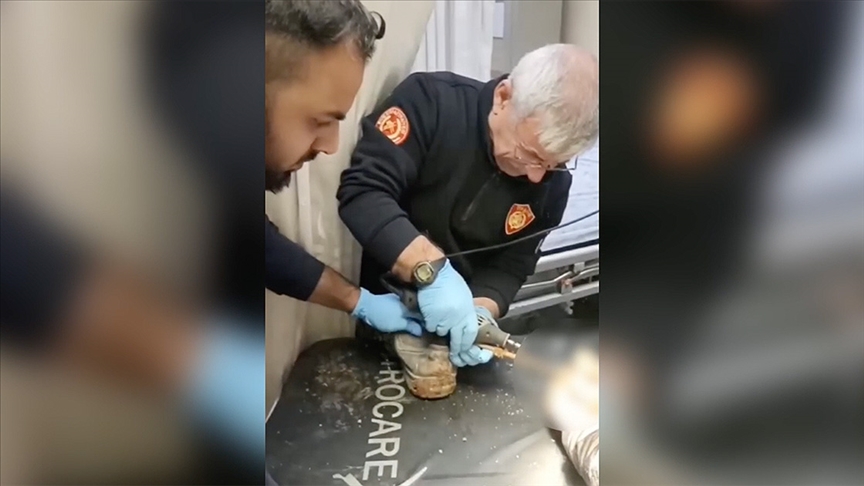 İşçinin ayağına saplanan şiş hastanede itfaiye tarafından çıkarıldı