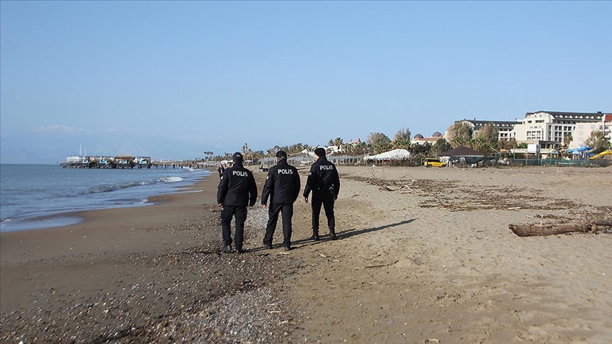 Polis sahilde devriye geziyor