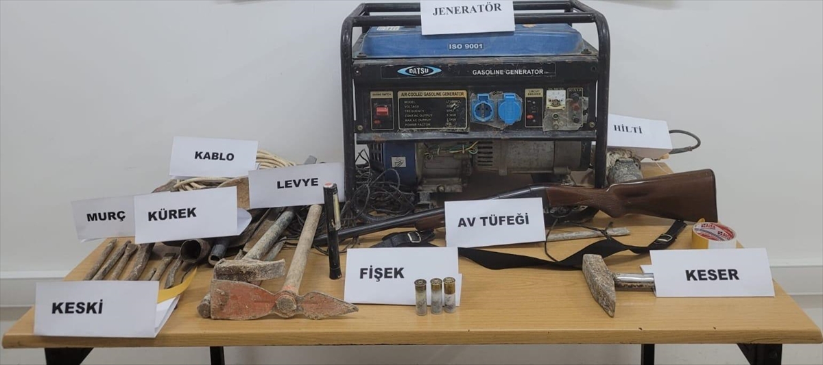 Kaçak kazı yaparken yakalandılar