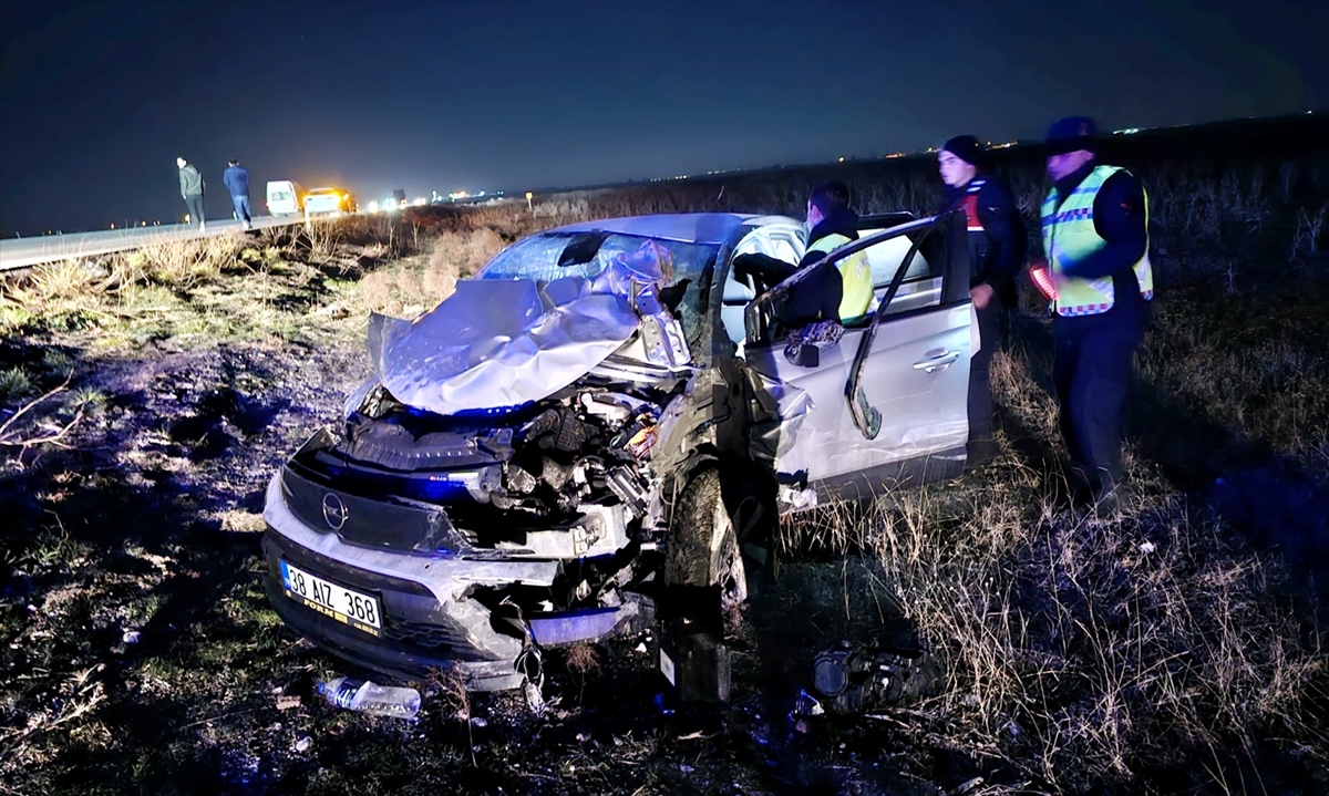 Otomobiller çarpıştı: 3 yaralı