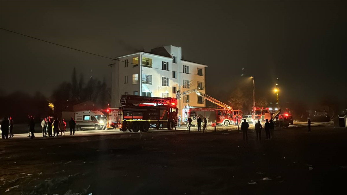 3 katlı binada yangın: 1 ölü 8 yaralı