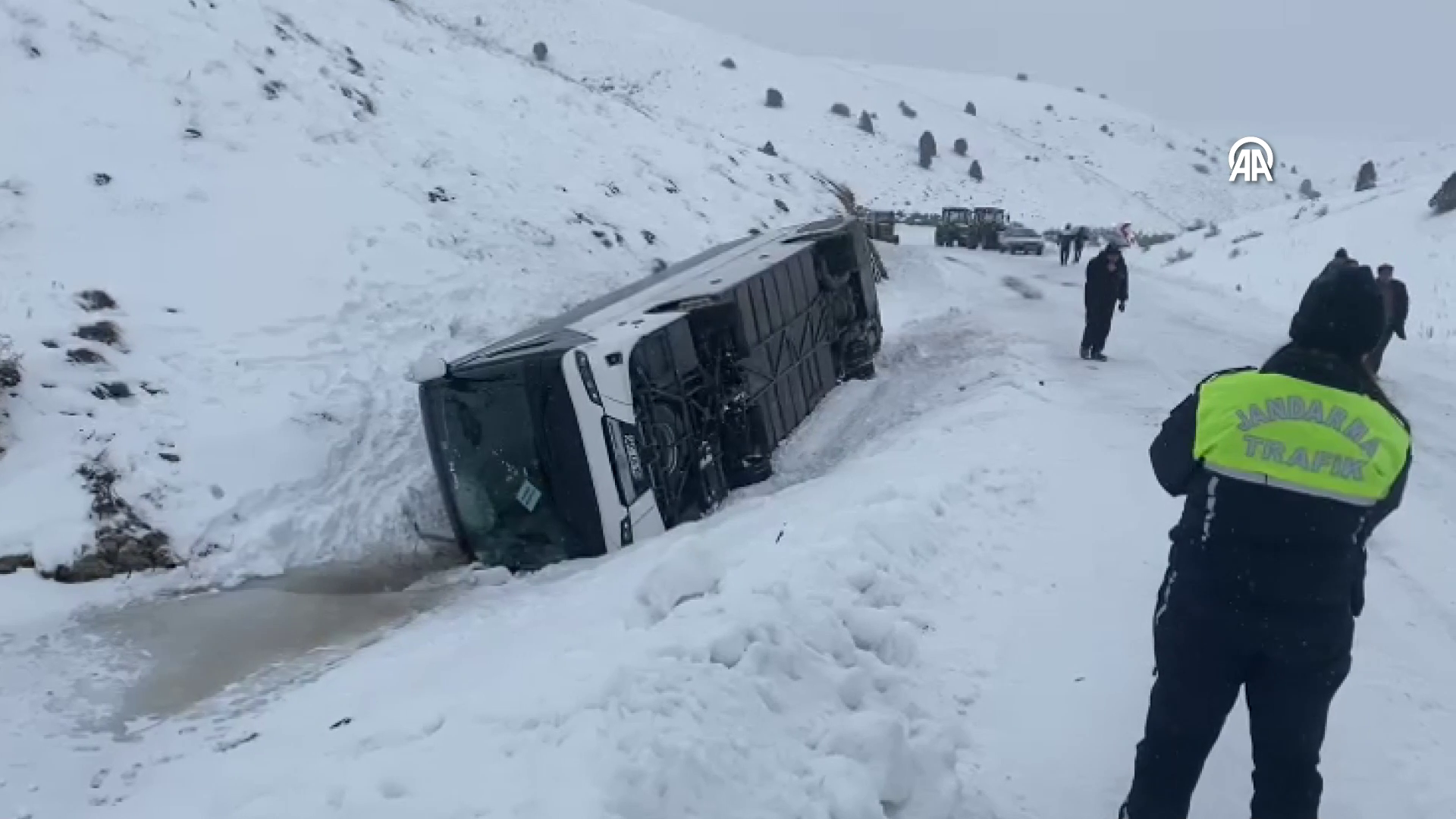 Cenazeden dönenleri taşıyan otobüs devrildi