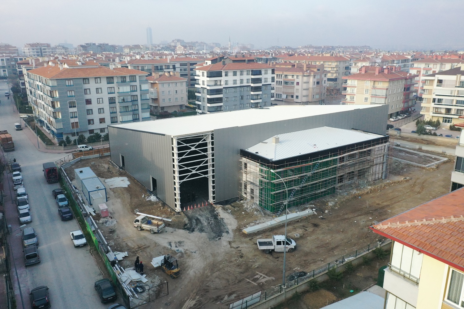 Kapalı tenis kortunun yapımı sürüyor