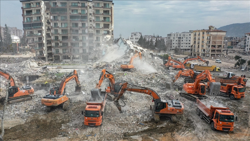 Enkazı kaldırmak için 20 bin sefer düzenlediler