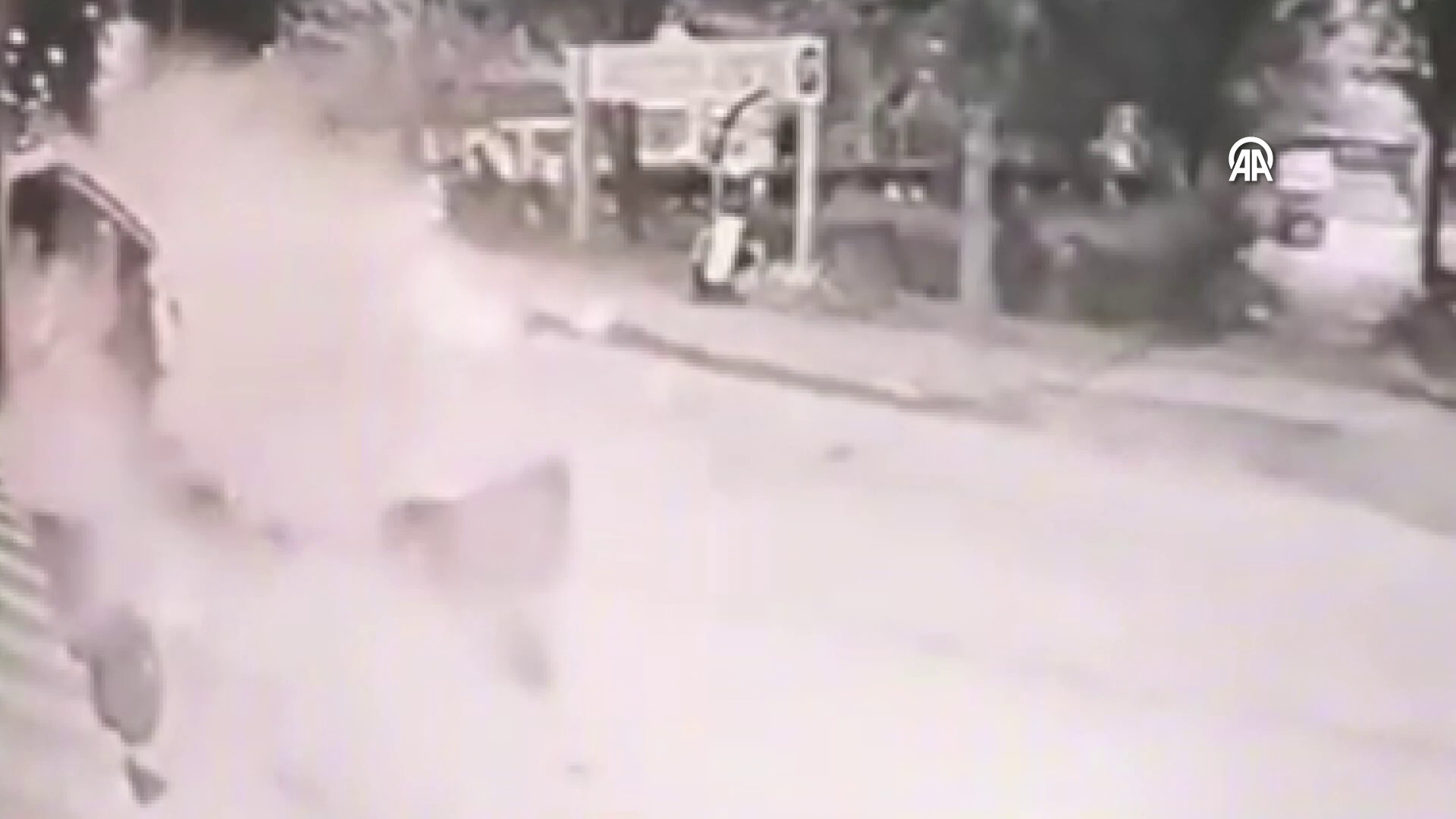 Gasp ettikleri otomobil traktöre çarptı: 4 yaralı