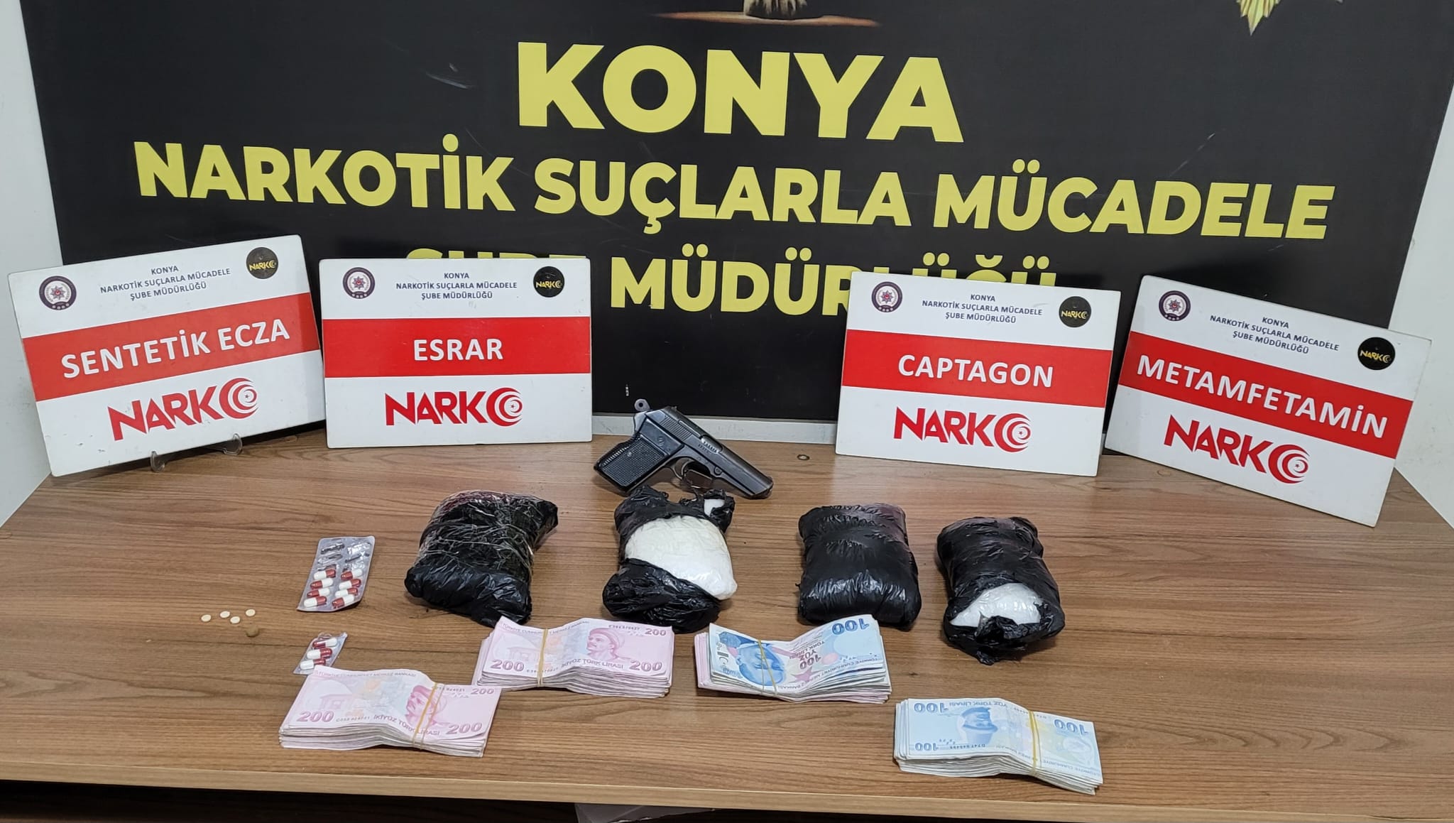 Lüks araçta uyuşturucu zulası
