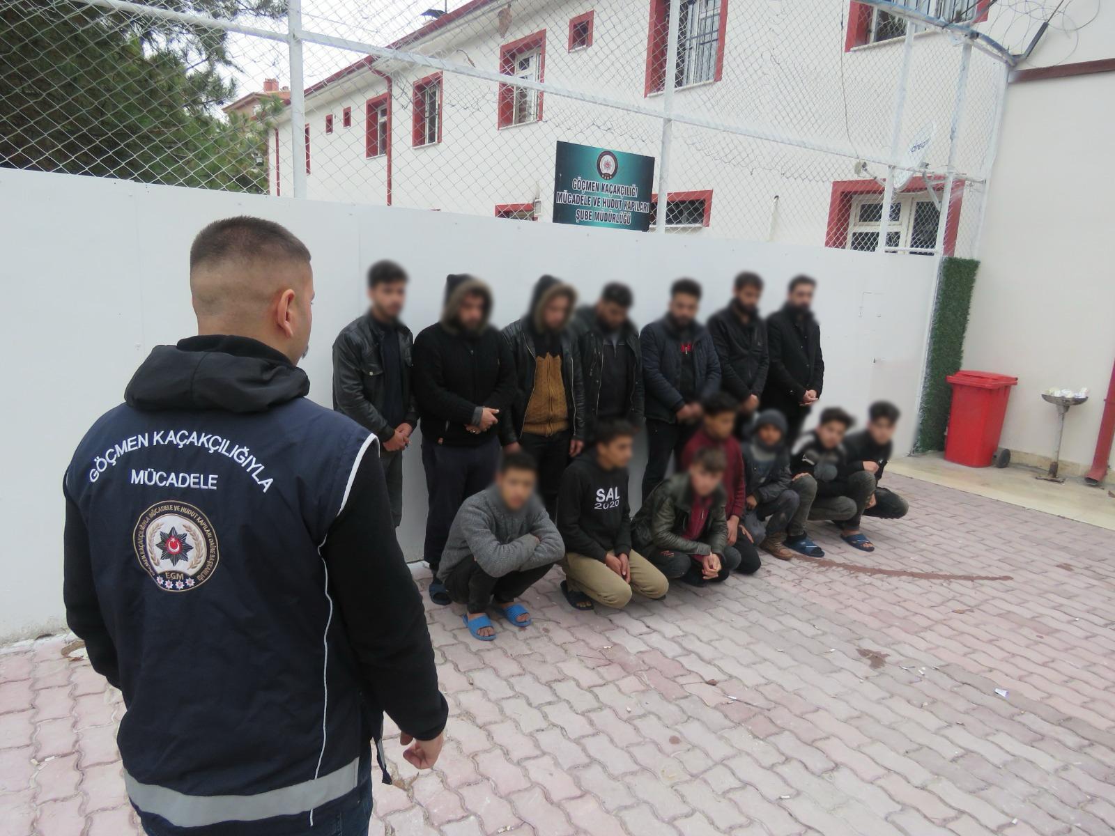13 kaçak göçmen yakalandı